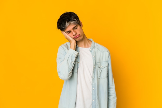 Foto joven hispano flaco que está aburrido, fatigado y necesita un día de relax.