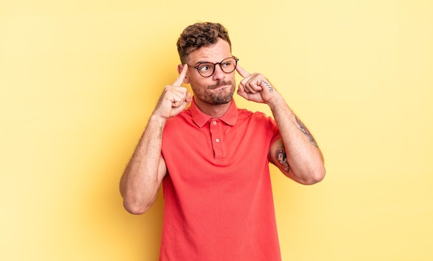 Joven hispano guapo mirando concentrado y pensando mucho en una idea, imaginando una solución a un desafío o problema