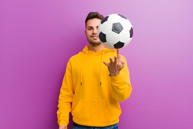 Joven hispano con una pelota de fútbol