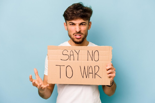 Joven hispano sosteniendo un cartel de no guerra aislado de fondo blanco