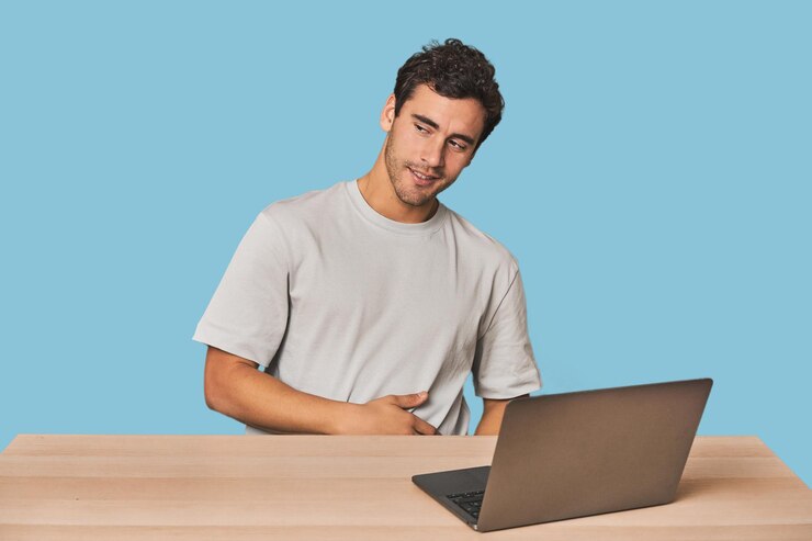 Foto joven hispano trabajando en una computadora portátil mira a un lado sonriendo alegre y agradable