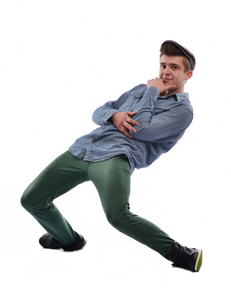 joven hombre adolescente bailando y saltando aislado sobre fondo blanco en el estudio