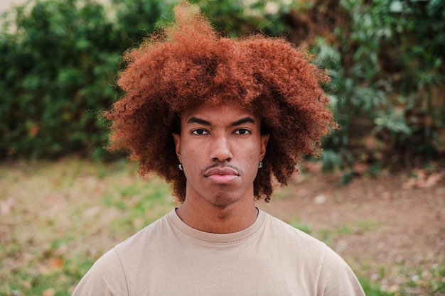 Foto joven hombre afroamericano mirando en serio a la cámara de cerca retrato de hombre adolescente con pensativo