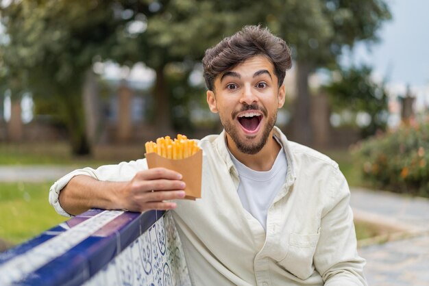 Foto joven hombre árabe guapo al aire libre