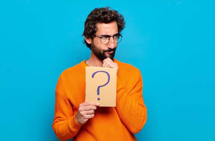 Foto joven hombre barbudo con un símbolo de signo de interrogación
