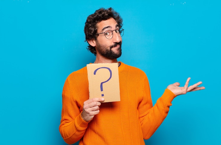 Foto joven hombre barbudo con un símbolo de signo de interrogación