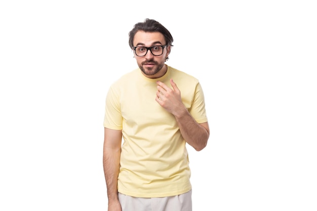 Joven hombre caucásico con cabello negro y barba lleva gafas