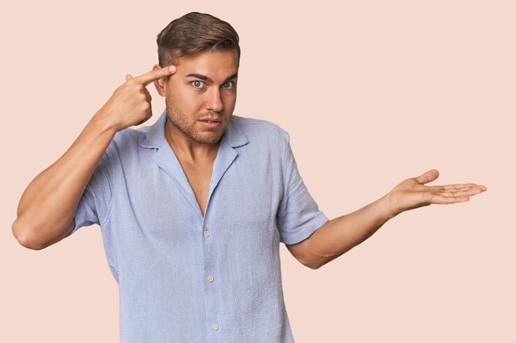 Foto joven hombre caucásico en el estudio