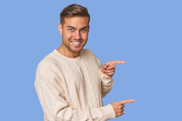 Joven hombre caucásico en el estudio