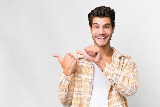 Joven hombre caucásico