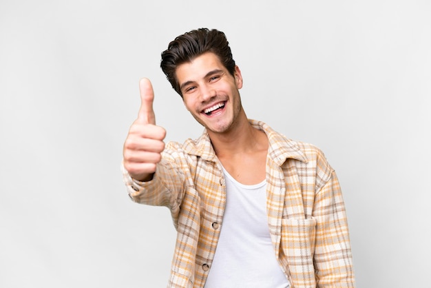 Joven hombre caucásico