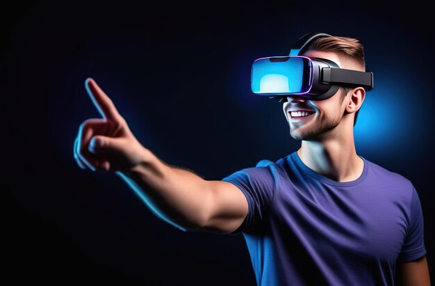 Joven hombre europeo sonriente que usa gafas de realidad virtual y toca con el dedo al lado