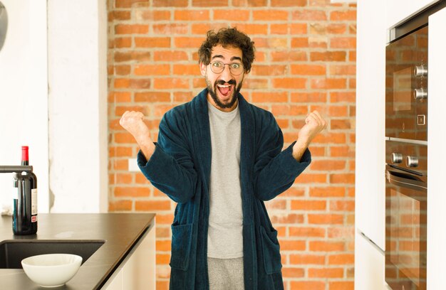 Joven hombre fresco en la cocina