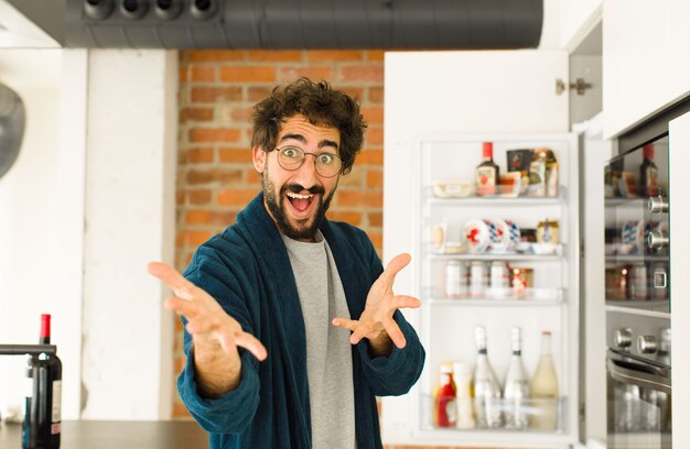 Foto joven hombre fresco en la cocina