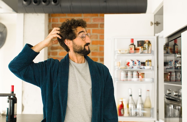 Joven hombre fresco en la cocina