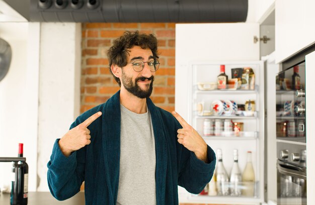 Joven hombre fresco en la cocina