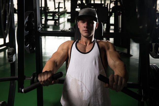 Joven Hombre Fuerte En El Gimnasio Y Ejercitar El Pecho En La Máquina Muscular Atlético Culturista Fitness Modelo Ejercicio