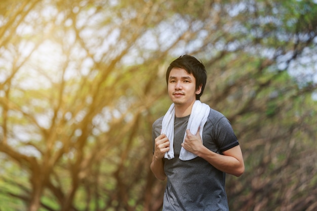 joven hombre de gimnasio corriendo en el parque