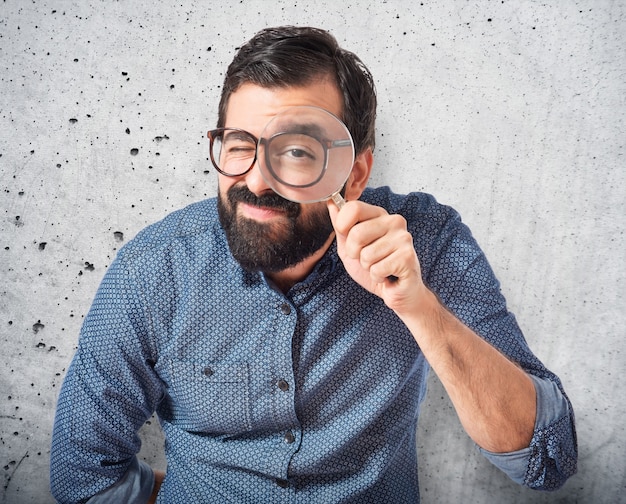 Foto joven hombre de moda con lupa