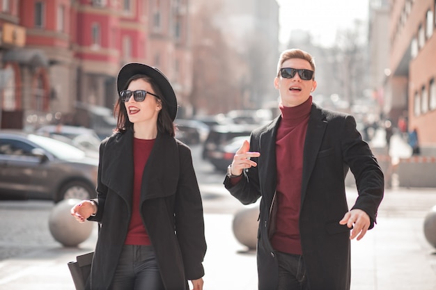 Joven hombre y mujer caminando por la calle