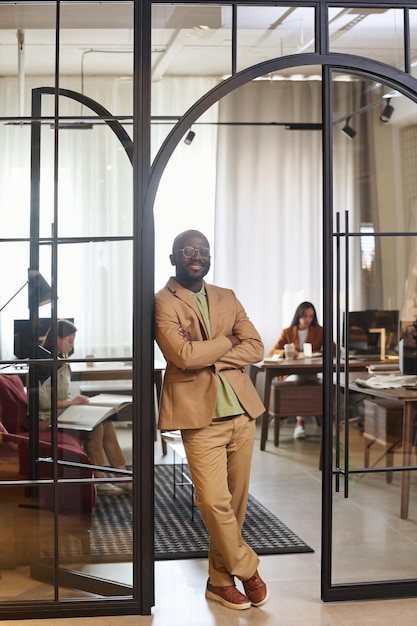 Joven hombre de negocios afroamericano confiado en ropa formal beige