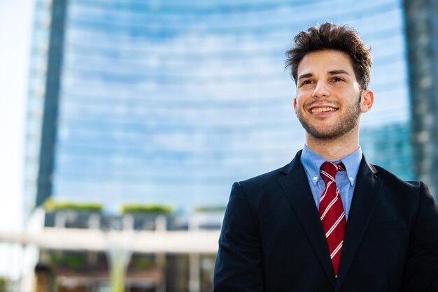 Foto joven hombre de negocios al aire libre en un entorno moderno