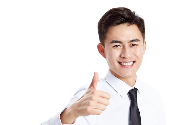 joven hombre de negocios asiático mostrando el signo de pulgar aislado en fondo blanco