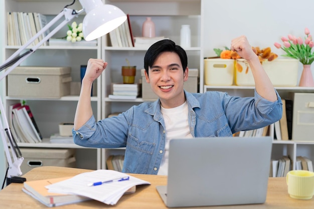 Joven hombre de negocios asiático trabajando en casa