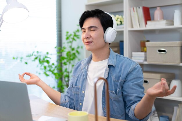 Joven hombre de negocios asiático trabajando en casa