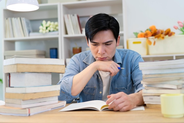 Foto joven hombre de negocios asiático trabajando en casa