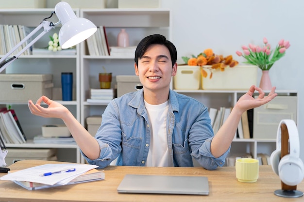 Joven hombre de negocios asiático trabajando en casa