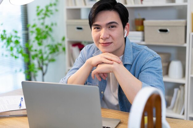 Foto joven hombre de negocios asiático trabajando en casa