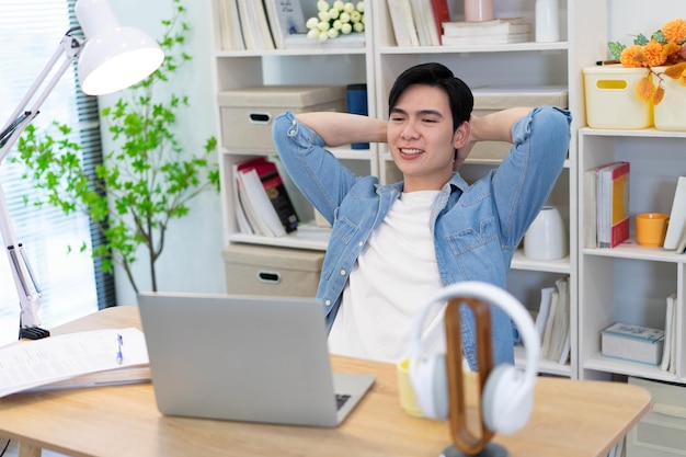 Joven hombre de negocios asiático trabajando en casa