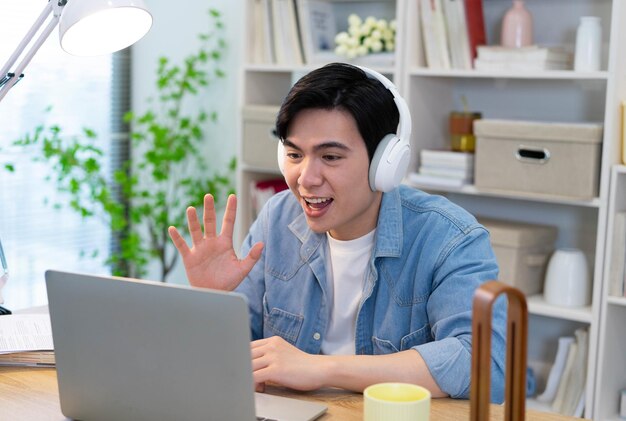 Foto joven hombre de negocios asiático trabajando en casa