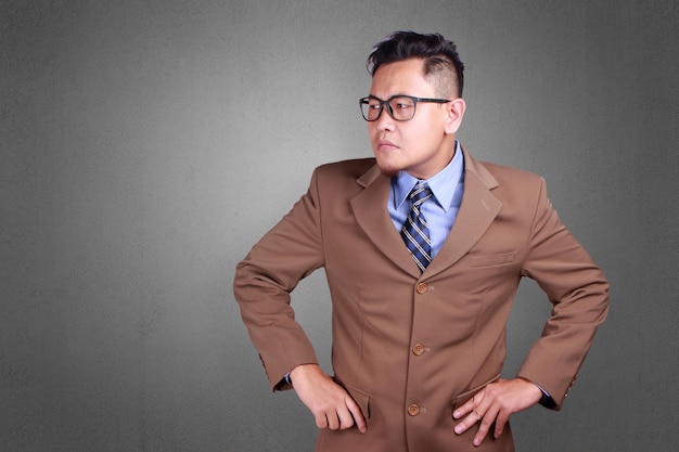 Foto joven hombre de negocios asiático con traje expresión enojada retrato del cuerpo en primer plano copiar espacio