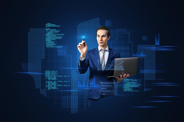 Joven hombre de negocios europeo atractivo con computadora portátil de pie sobre un fondo azul abstracto con codificación e información tecnológica Base de datos computación en la nube y concepto de ciencia Exposición doble