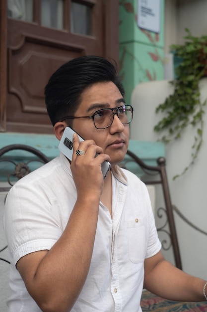 joven hombre de negocios hablando por teléfono celular