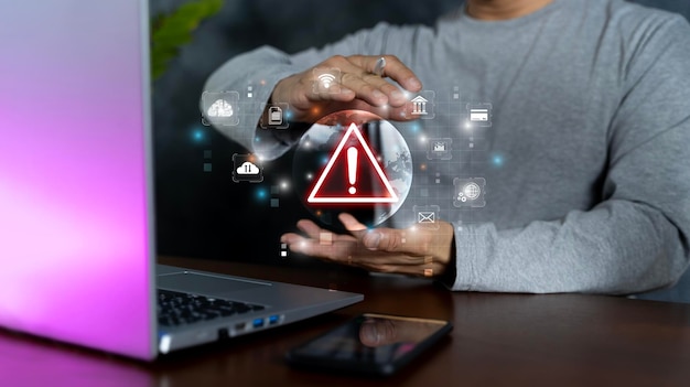 Joven hombre de negocios mano usando smartphone portátil con señal de advertencia para notificación de errores y concepto de mantenimiento Software malicioso virus y ciberdelincuencia Seguridad cibernética