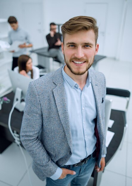 joven, hombre de negocios, en, el, plano de fondo, de, el, officebusiness, gente