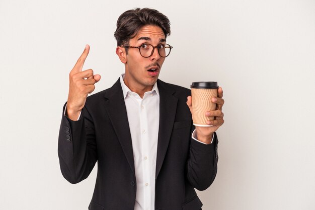 Joven hombre de negocios de raza mixta sosteniendo café para llevar aislado sobre fondo blanco con una idea, concepto de inspiración.