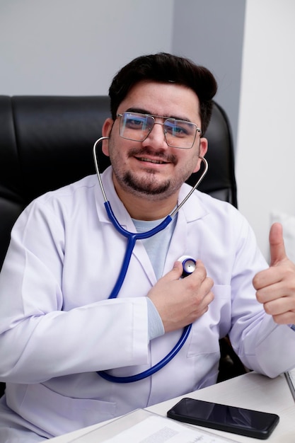 Foto un joven hombre de negocios está sentado en la oficina y trabajando en una computadora.