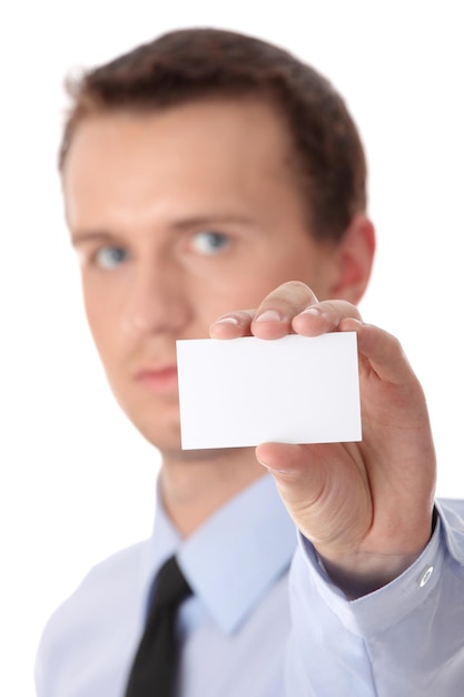 Foto joven hombre de negocios sosteniendo un pequeño cartel en blanco contra un fondo blanco