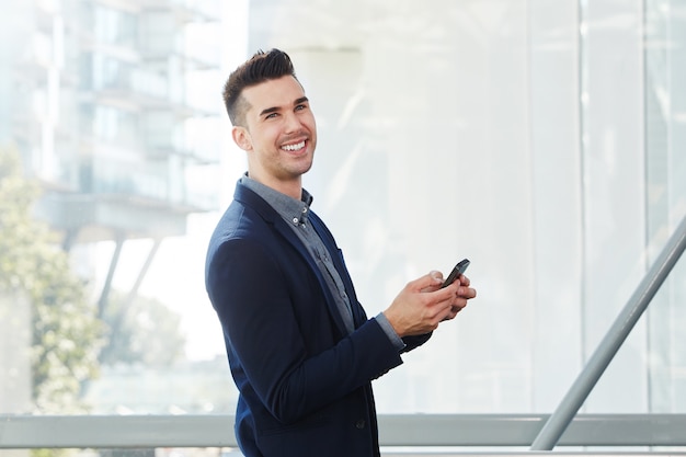 Joven hombre de negocios con teléfono inteligente