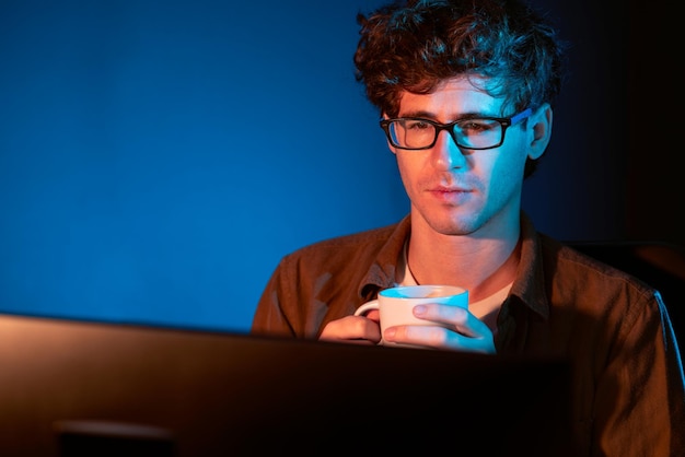 Joven hombre de negocios trabajando bebiendo bebida caliente con café o té Gusher