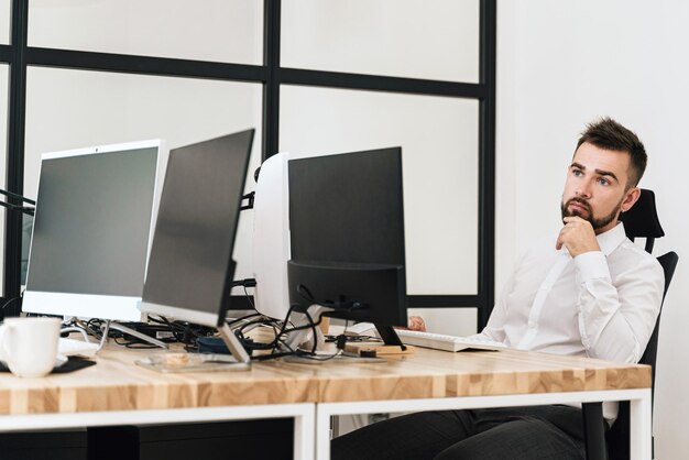 Foto joven hombre de negocios trabajando en la oficina moderna