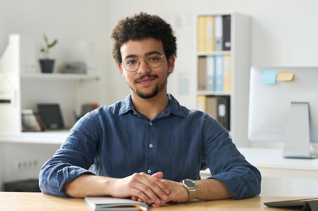 Joven hombre de negocios trabajando en una oficina