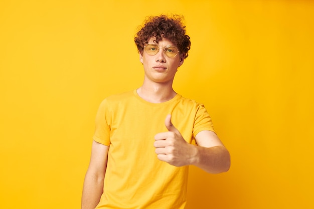 Joven hombre de pelo rizado gafas de estilo juvenil studio ropa casual estilo de vida inalterado