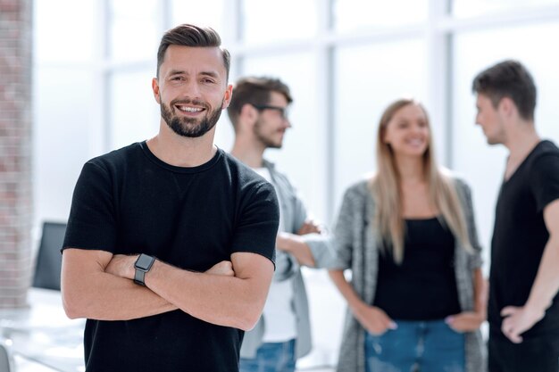 Joven humano puso sus manos juntas Concepto de trabajo en equipo