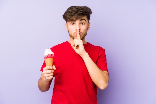 Joven ian sosteniendo un helado guardando un secreto o pidiendo silencio.