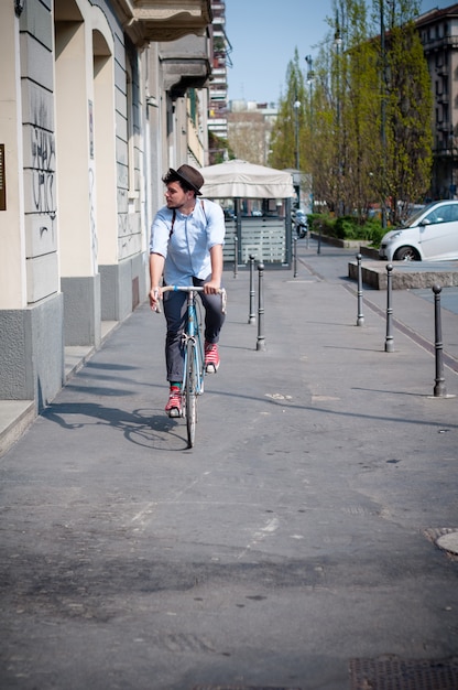 joven inconformista en bicicleta